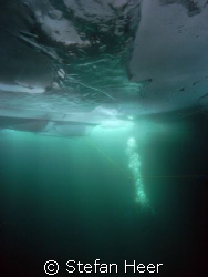 ICE - DIVING! This Photo shows crazy people during a dive... by Stefan Heer 